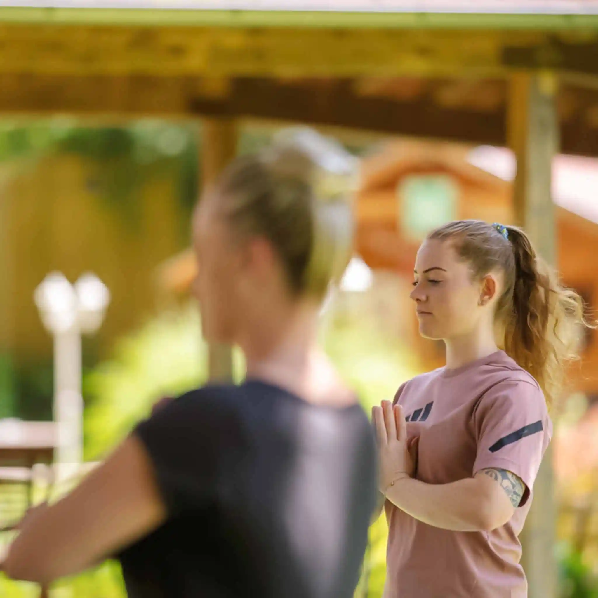 Mehrere Patientinnen machen gemeinsam Yoga.