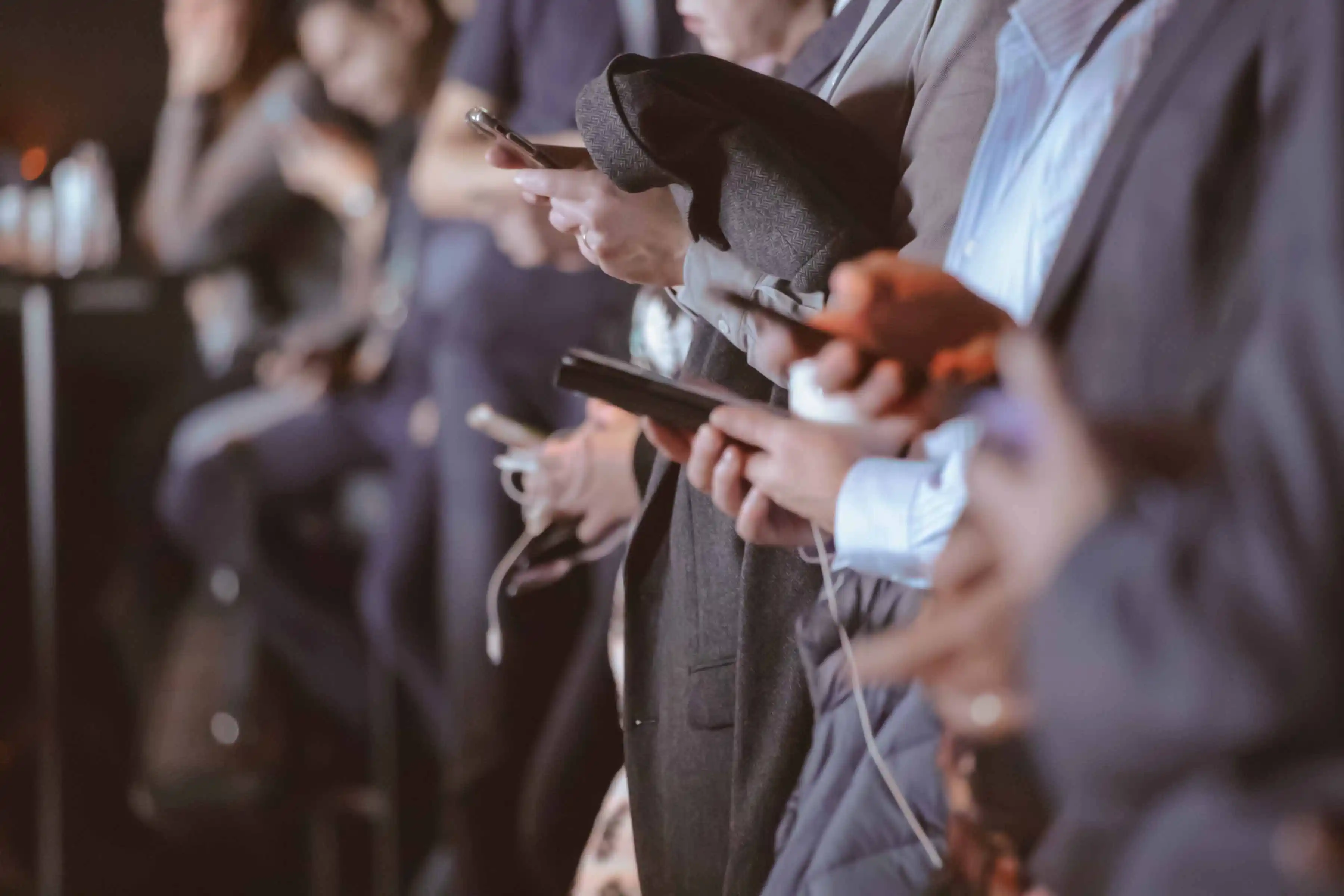 Viele Menschen, die ihr Smartphone in der Hand halten.