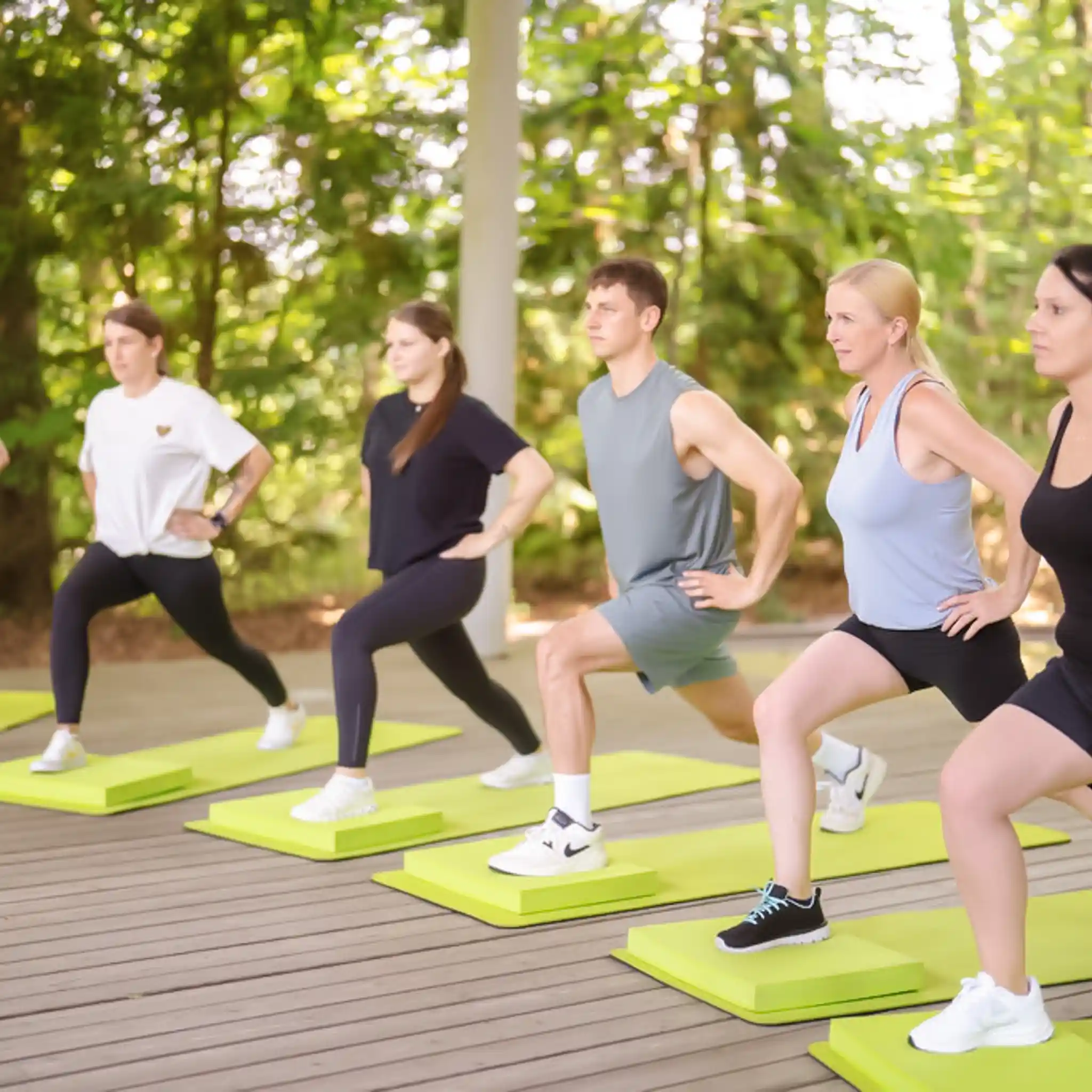 Eine Gruppe Patienten macht auf der Terrasse gemeinsam Yoga.