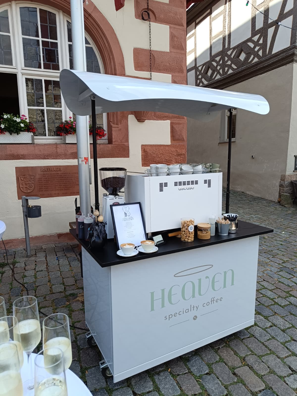 Heaven Coffee Kaffeewagen vollständig bei einem Outdoor-Event