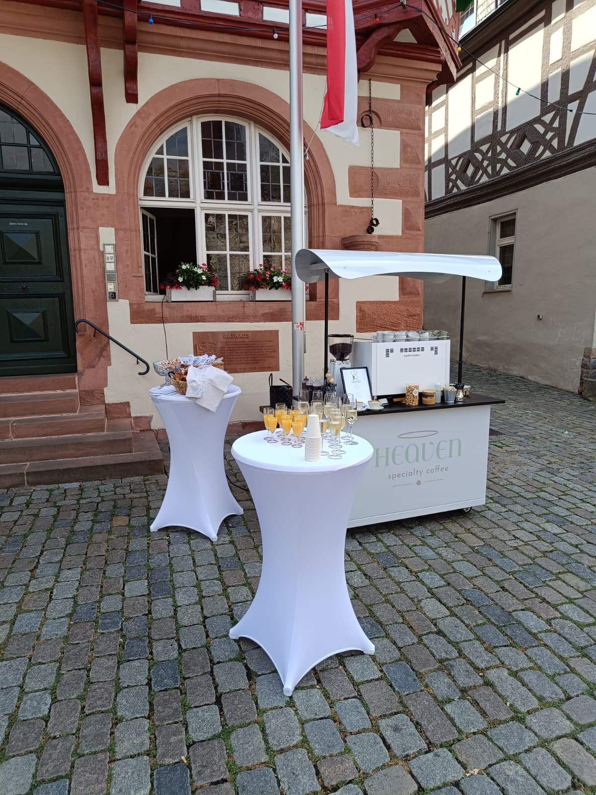 Vollständiger Heaven Coffee Kaffeewagen bei einer Veranstaltung im Freien