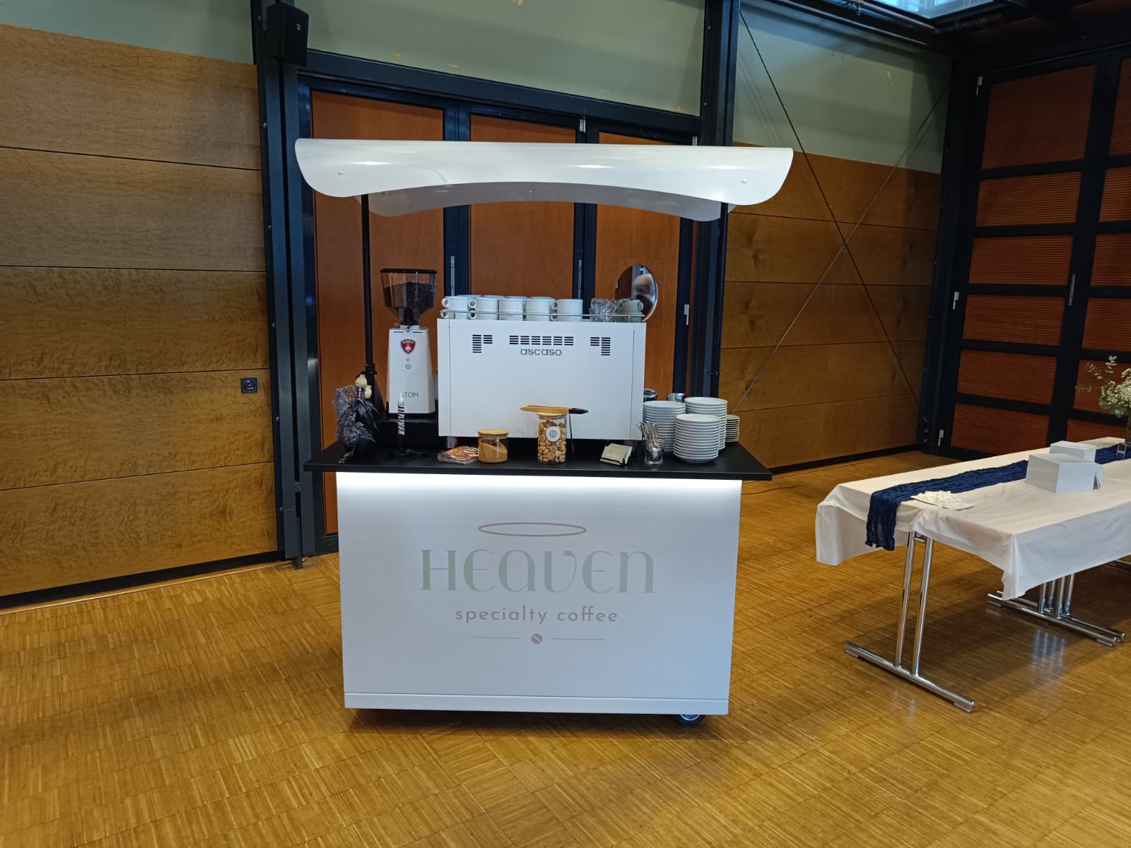 Vollständiger Heaven Coffee Kaffeewagen bei einer Veranstaltung im Innenbereich