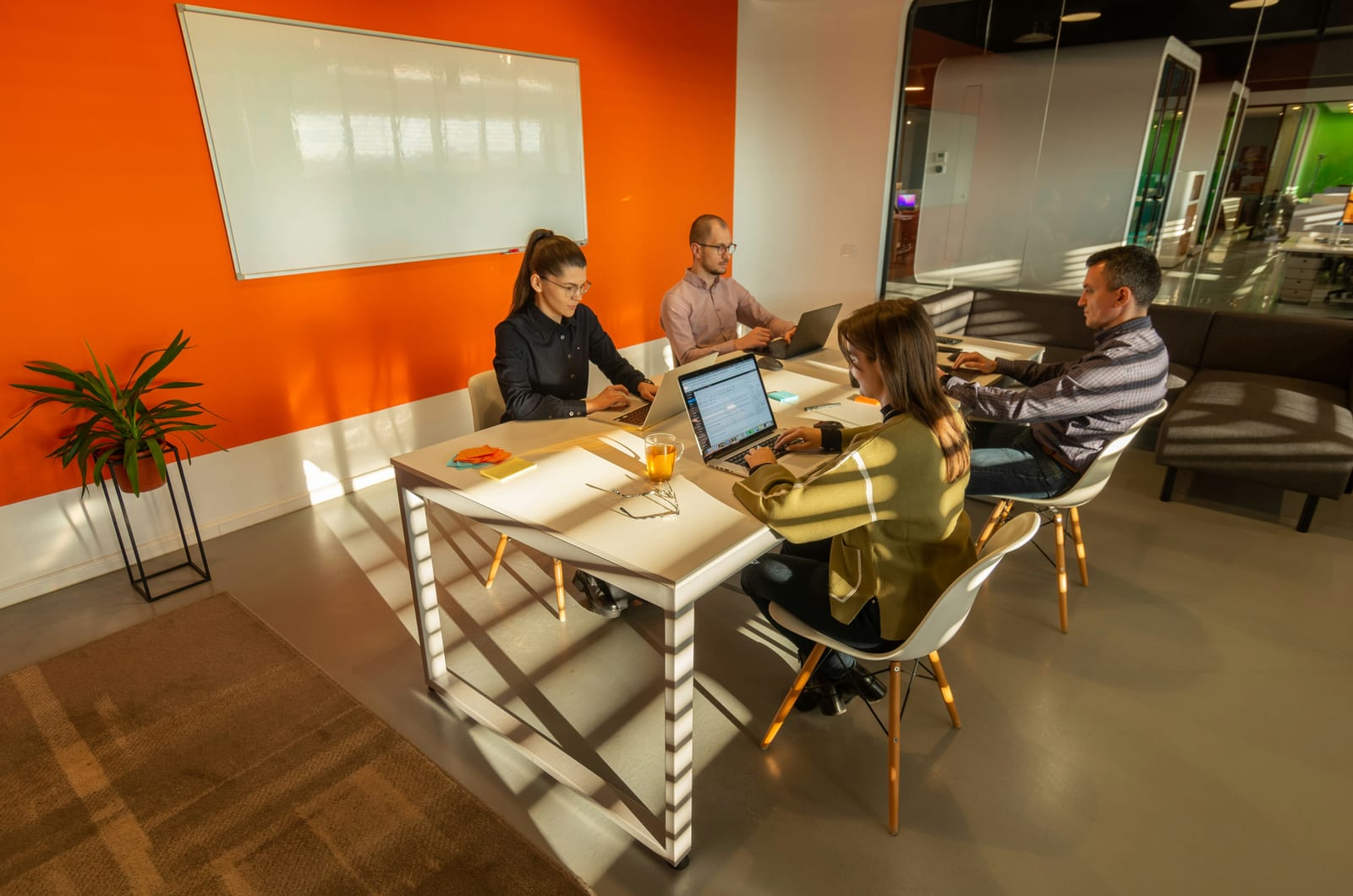 COMMERCIAL AV IMAGE