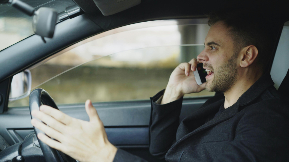 Multa por falar ao celular