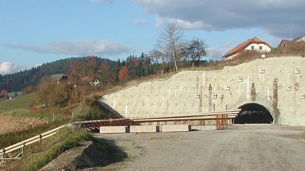 682f14a5d882a57a1adbc009_Koralmtunnel_westportal_20071104.jpg