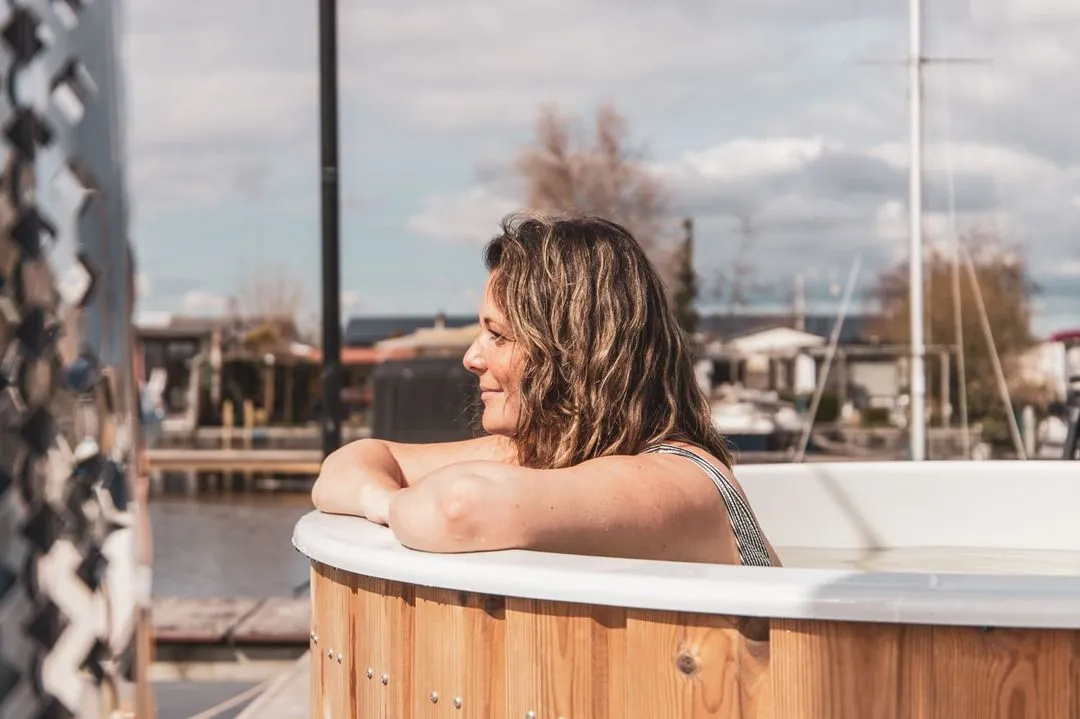 Een vrouw in de hottub