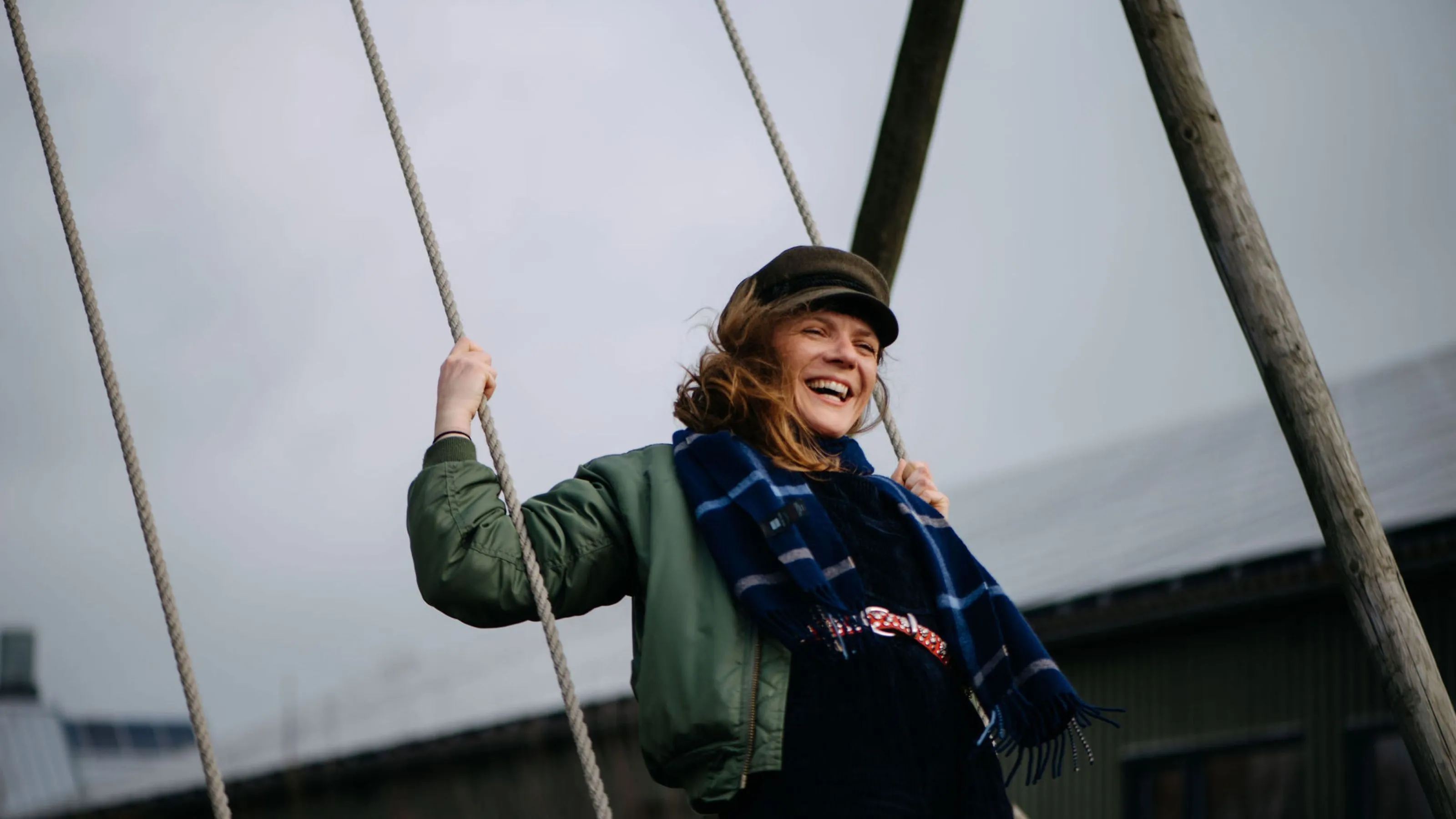 Vrouw op een schommel