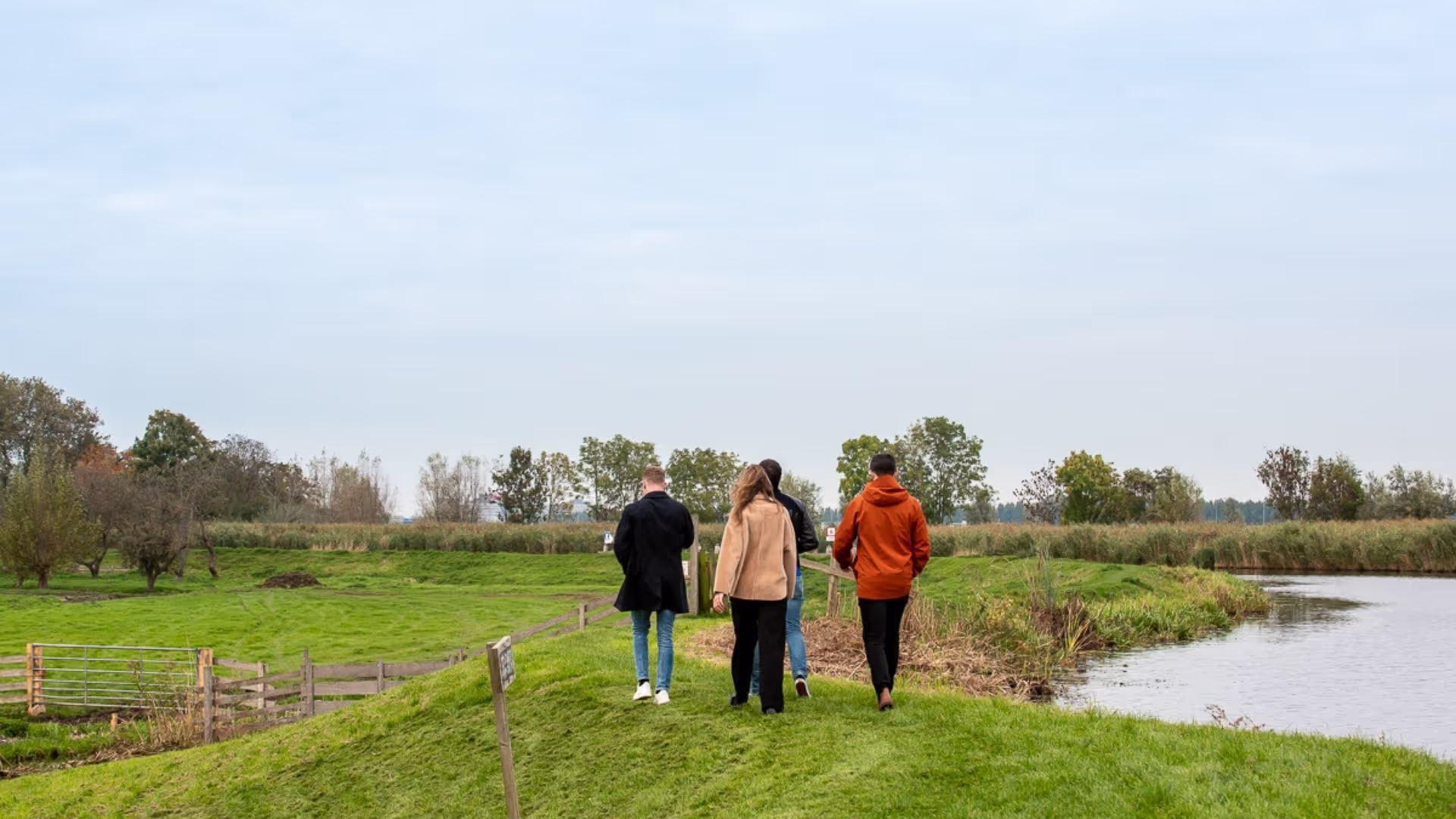 Groepje maakt wandeling over het dijkje.