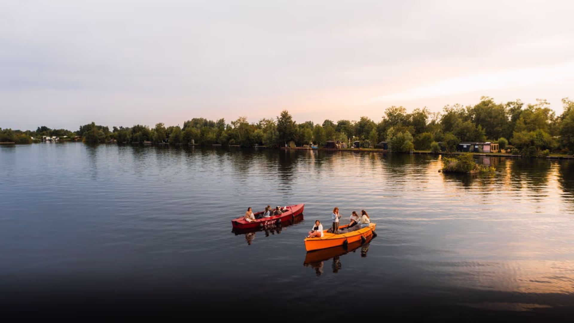 De Vinkeveense Plassen met twee bootjes vanaf boven.