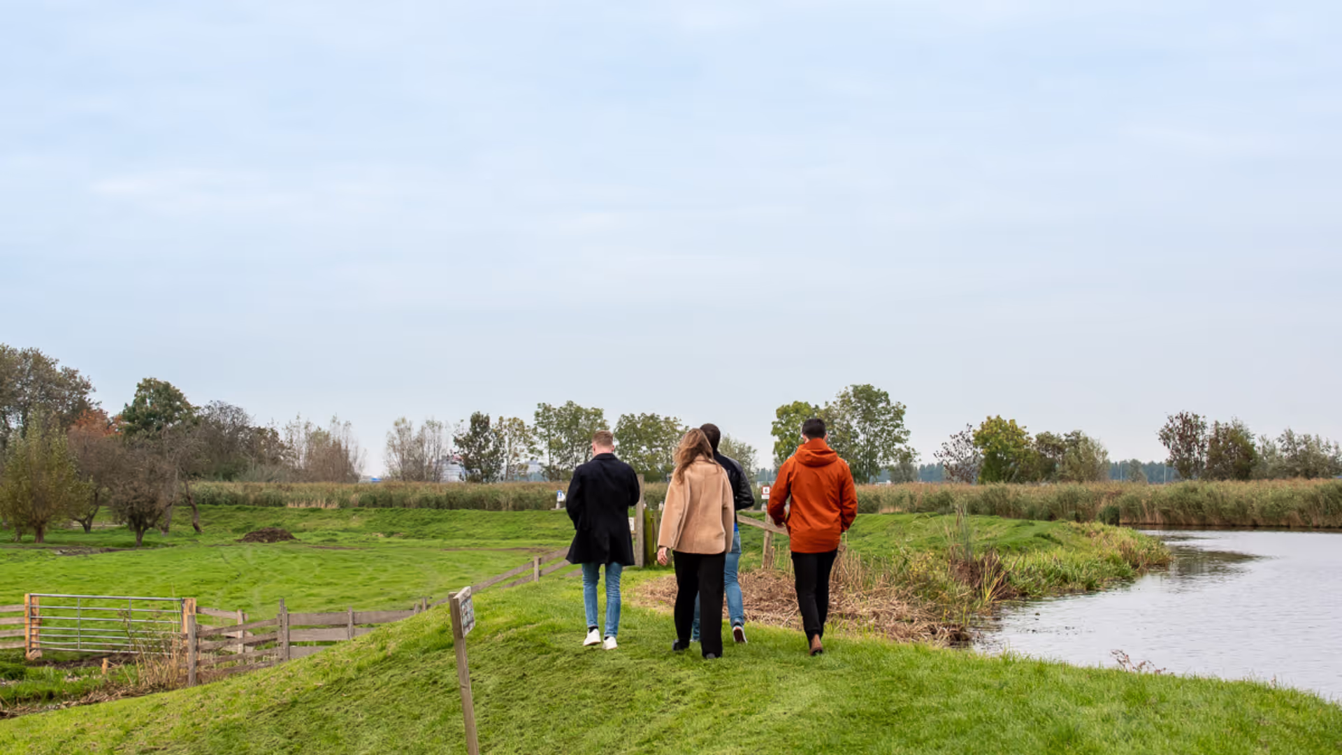 Vrouw presenteert in vergadering