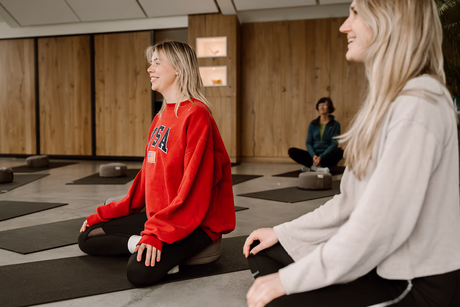 Personen Op yogamatje in kleermaker zit