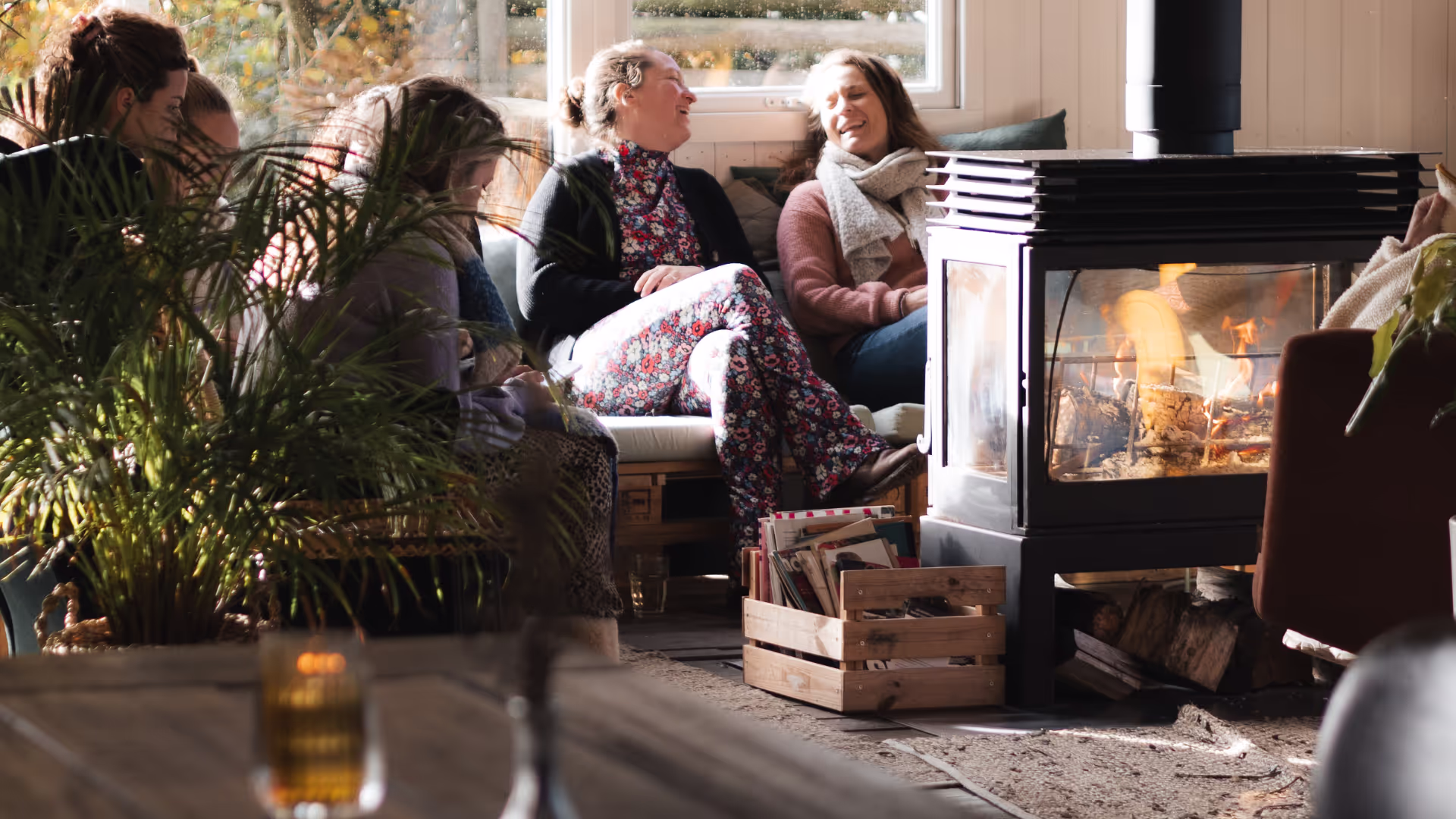 Personen in de Huiskamer bij de openhaard