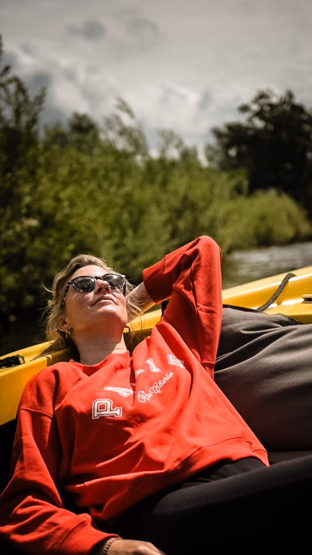 Vrouw die aan het varen is