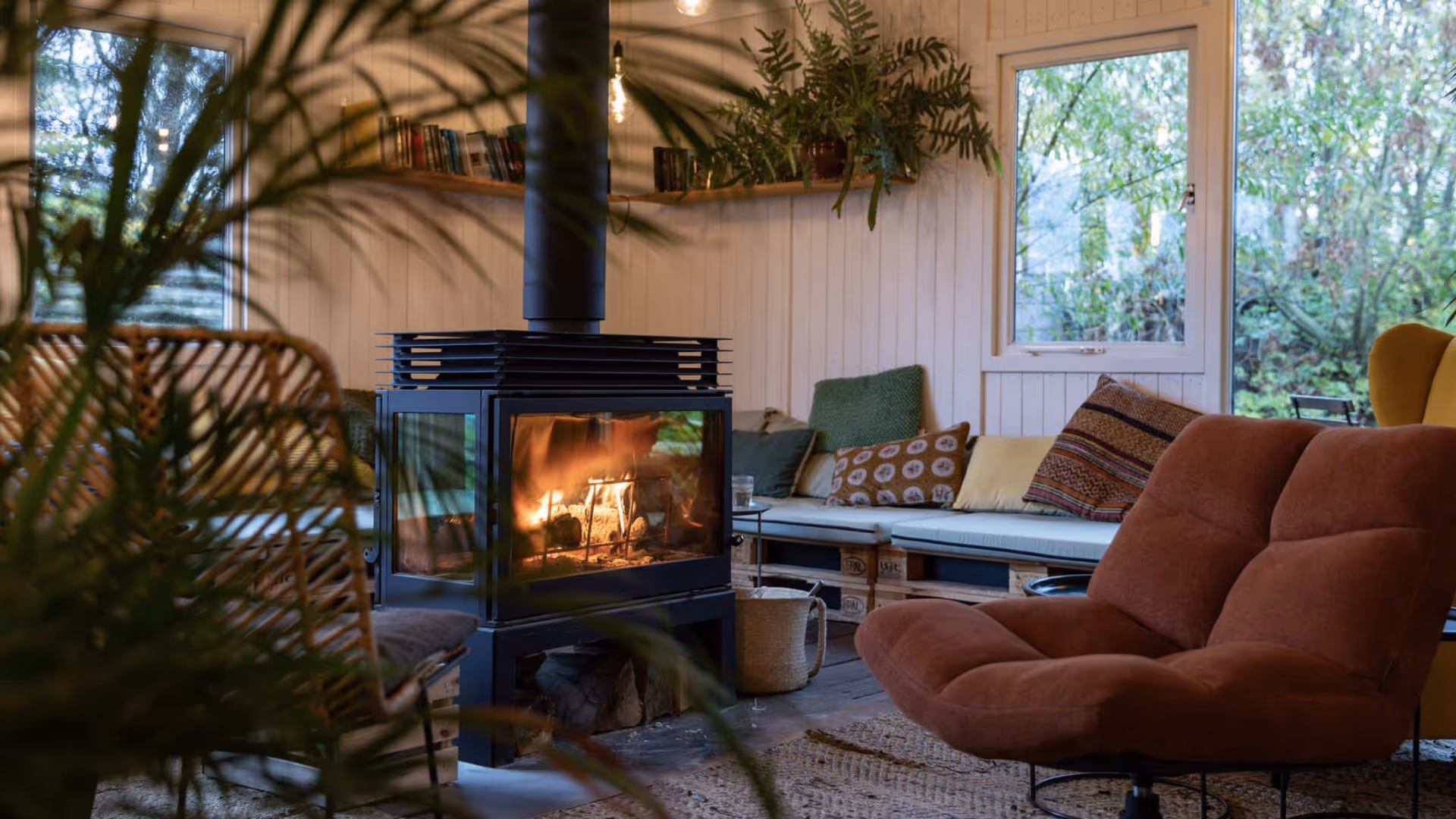 Foto van bovenaf van bootjes op de Vinkeveense Plassen