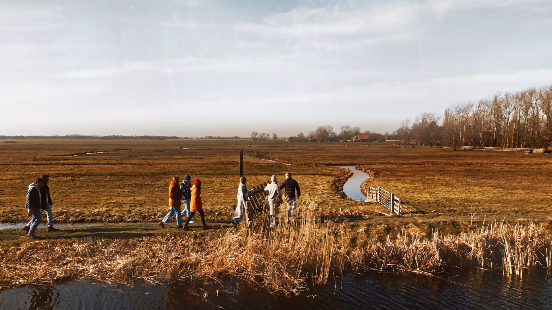 Foto van bovenaf van bootjes op de Vinkeveense Plassen