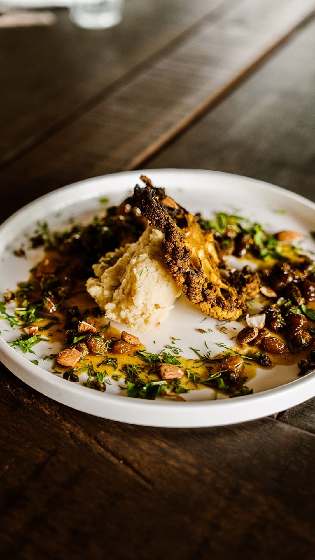 Zwierkok maakt maaltijd in de Zwierkeuken