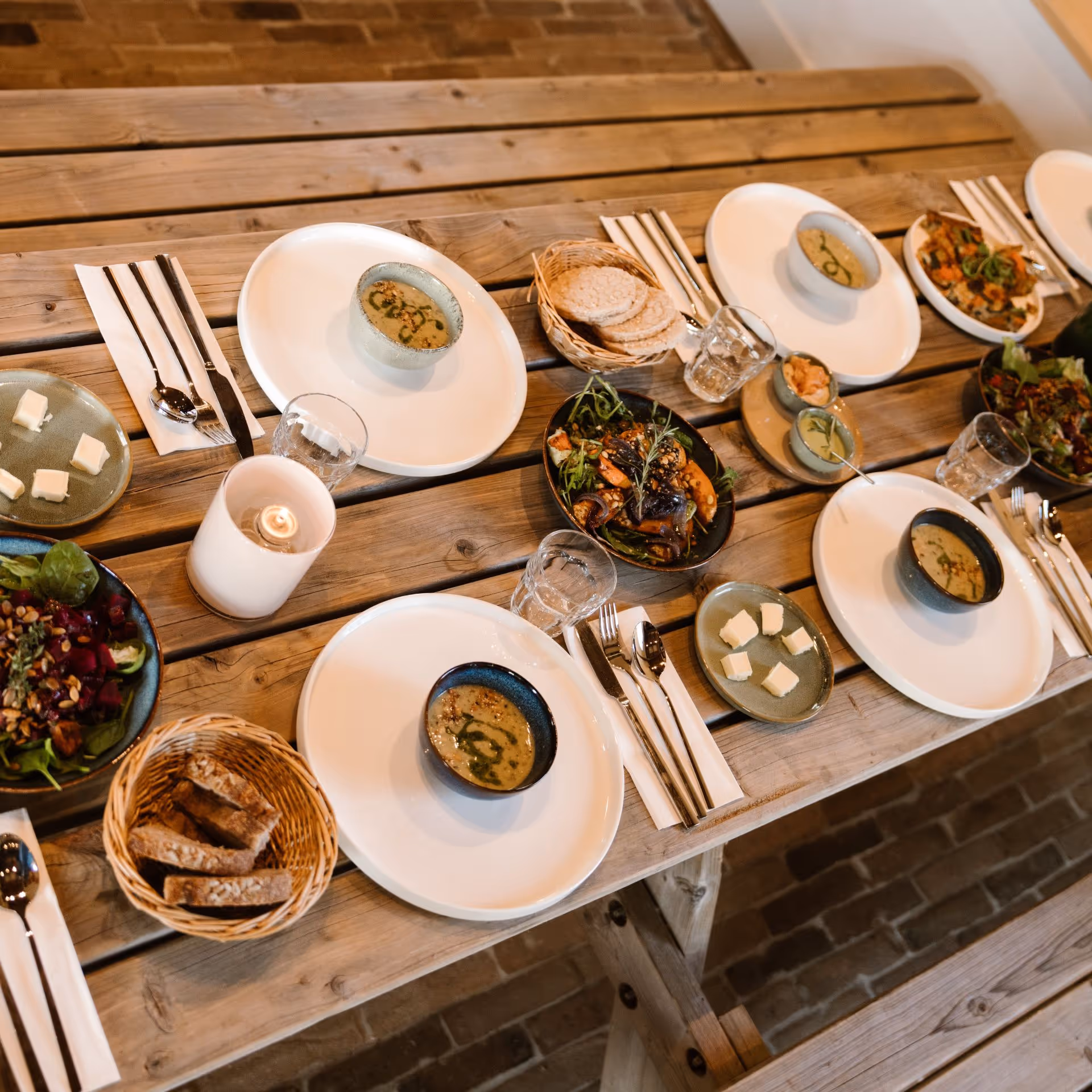 Close-up van een bietensalade met roomdressing en sla