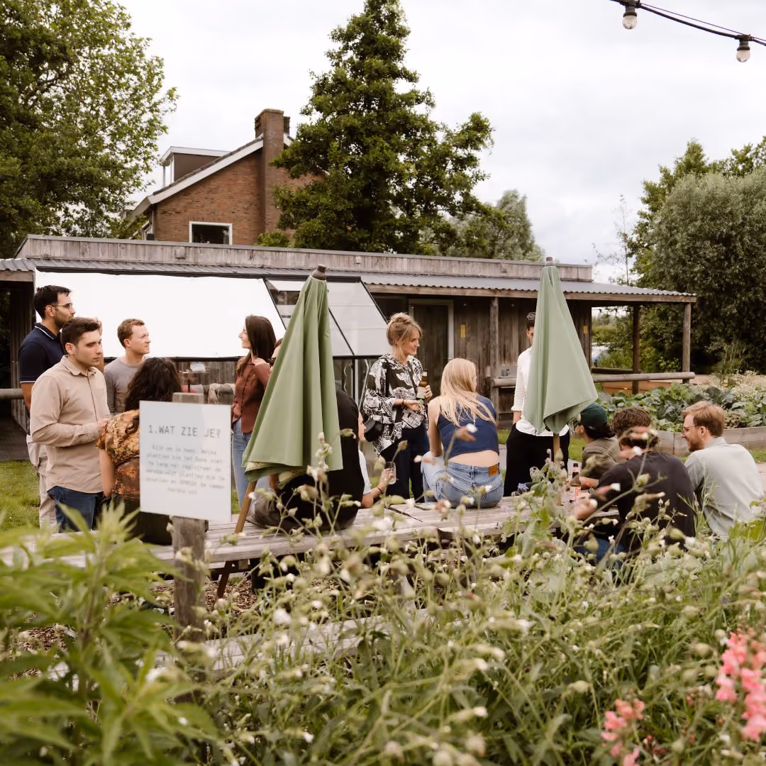 Grote groep komt buiten bijeen bij het paviljoen