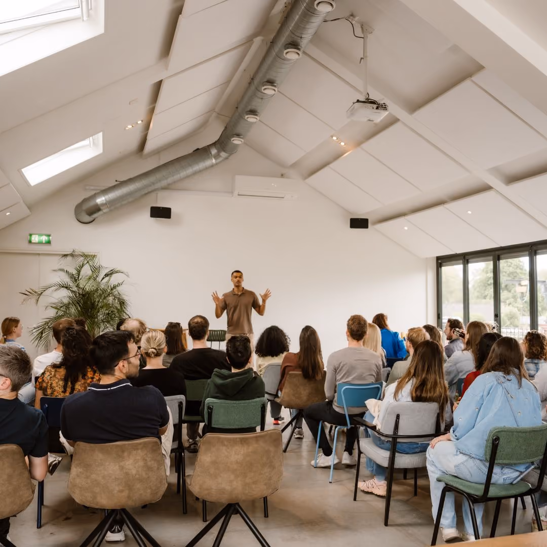 Spreker voor een grote groep in een lichte zaal