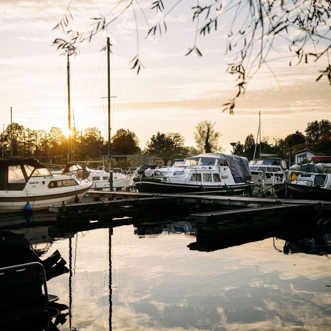 Silhouet van boten in de jachthaven bij zonsondergang