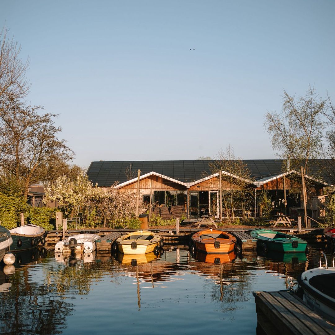 Gekleurde sloepen in de jachthaven bij zonsopgang