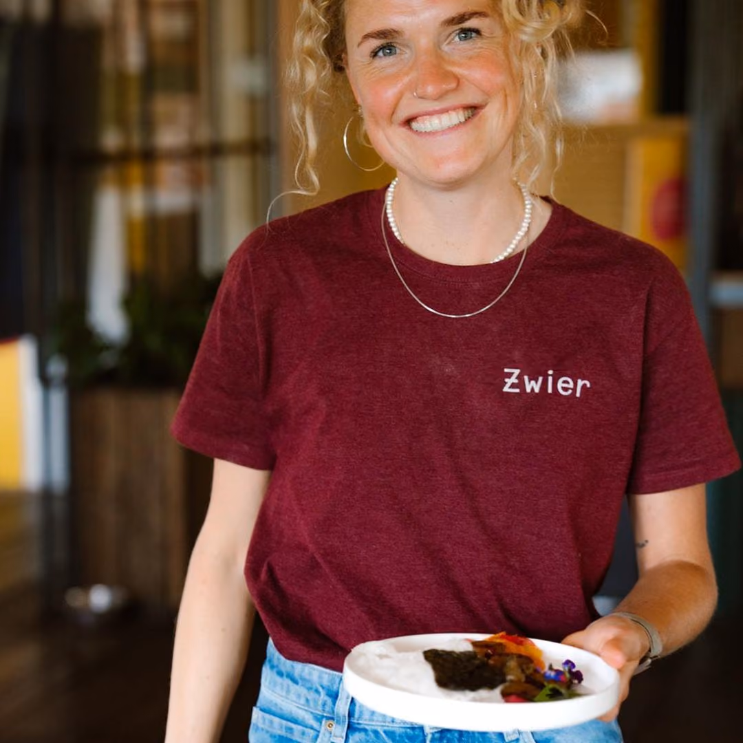 Vrouw in een Zwier-shirt met een bord eten