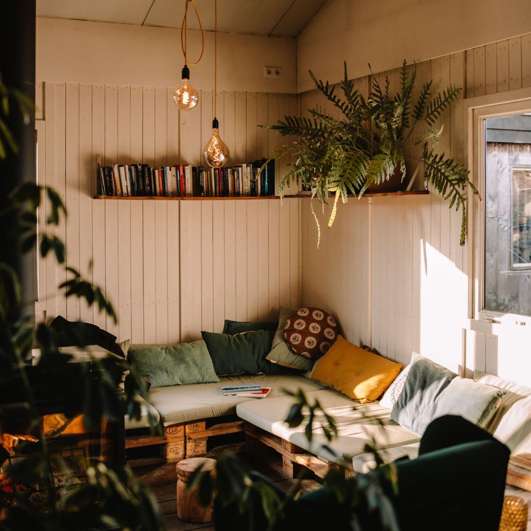 Zithoek met een palletbank, boekenplank en planten