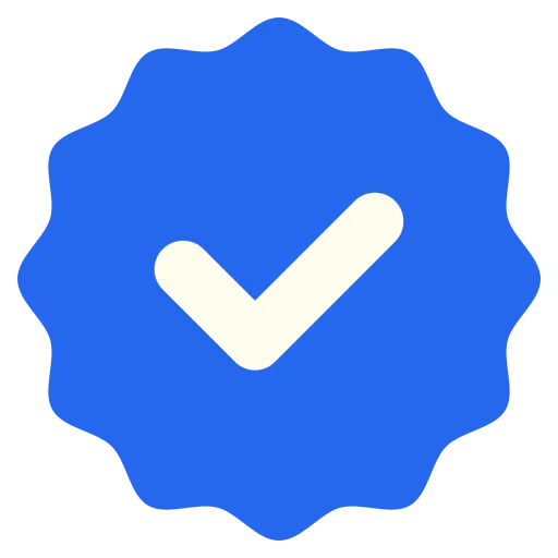Badge bleu à bord ondulé avec coche blanche au centre, symbole de vérification