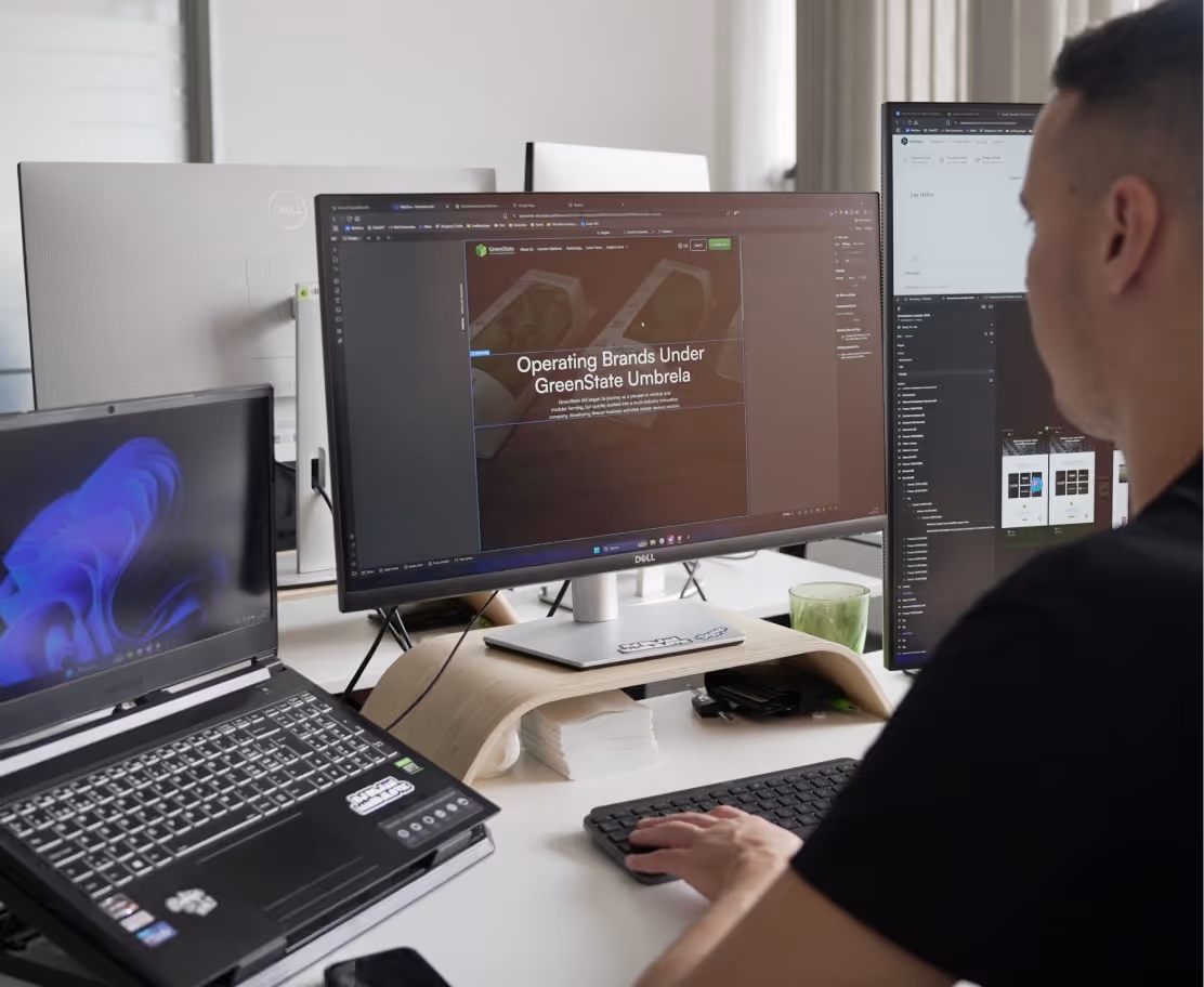 Man developing website using webflow