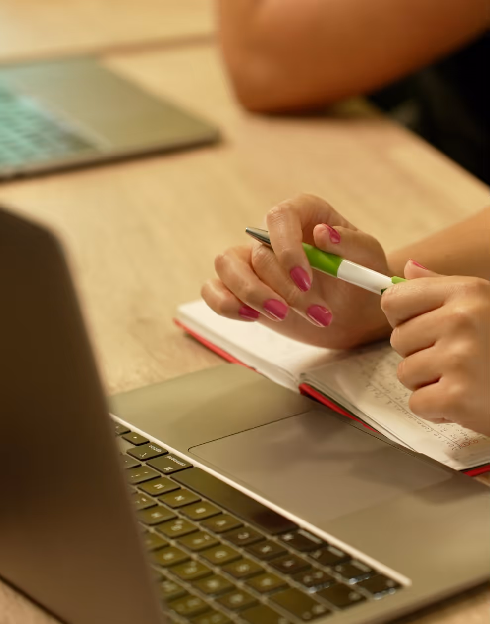 Close up picture of woman working on laptop