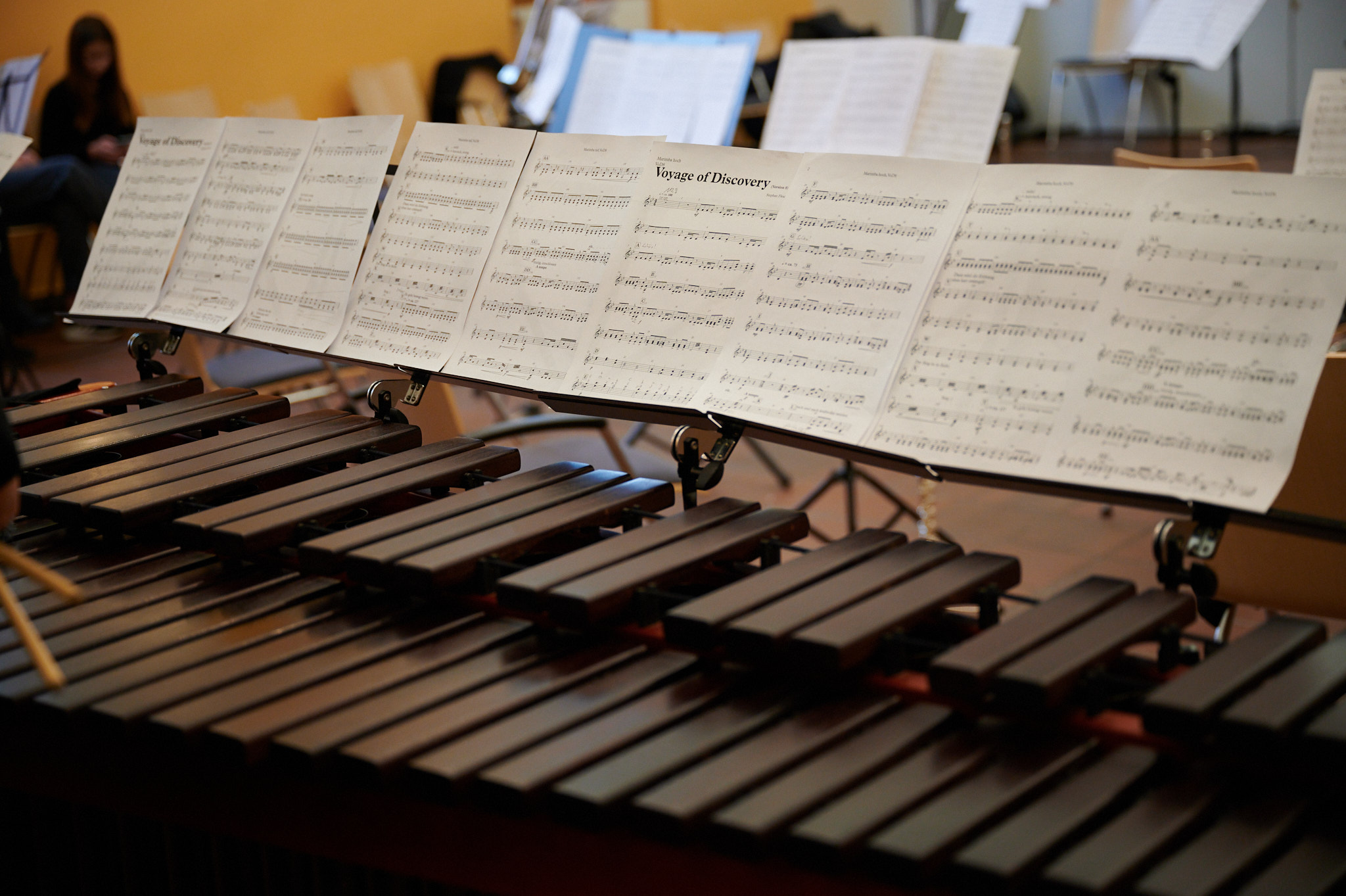 Blick auf ein Marimbaphon mit aufgelegten Notenblättern des Stücks „Voyage of Discovery“ im Probenraum des Perflu Orchesters