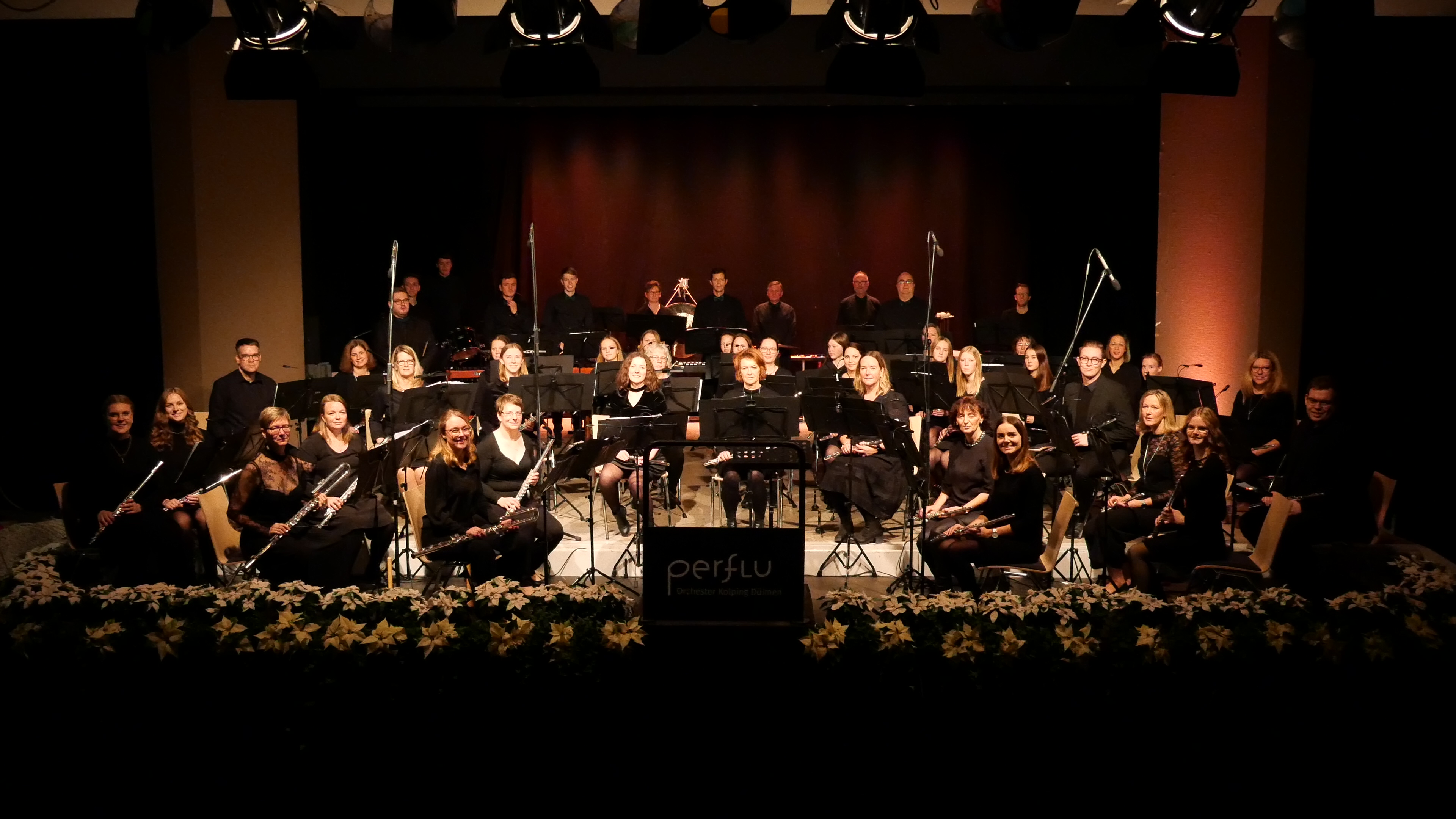 Mitglieder des Perflu Orchesters während des Jahresabschlusskonzerts 2022 auf der Bühne in Konzertaufstellung