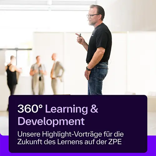 Ein Mann hält einen Vortrag in einem hellen Raum, trägt ein schwarzes Shirt und spricht gestikulierend vor einem Publikum im Hintergrund. Im unteren Bereich des Bildes steht ein Text in lila und weiß: '360° Learning & Development – Unsere Highlight-Vorträge für die Zukunft des Lernens auf der ZPE'.