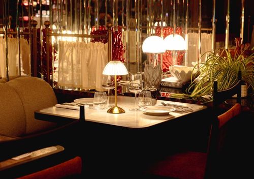 Intérieur du restaurant Casa Nonna dans le centre-ville de Chamonix, cadre raffiné avec vue sur les Alpes.