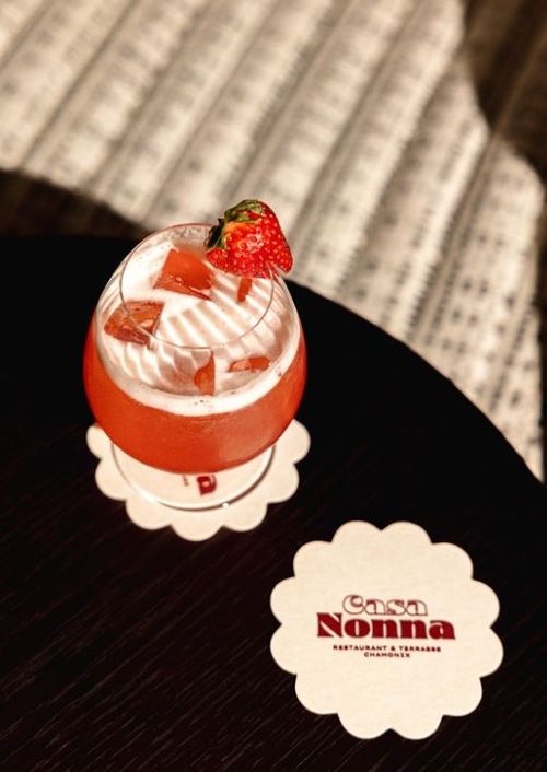 Espace bar du Casa Nonna dans le centre-ville de Chamonix, idéal pour savourer un cocktail avec vue sur les Alpes.