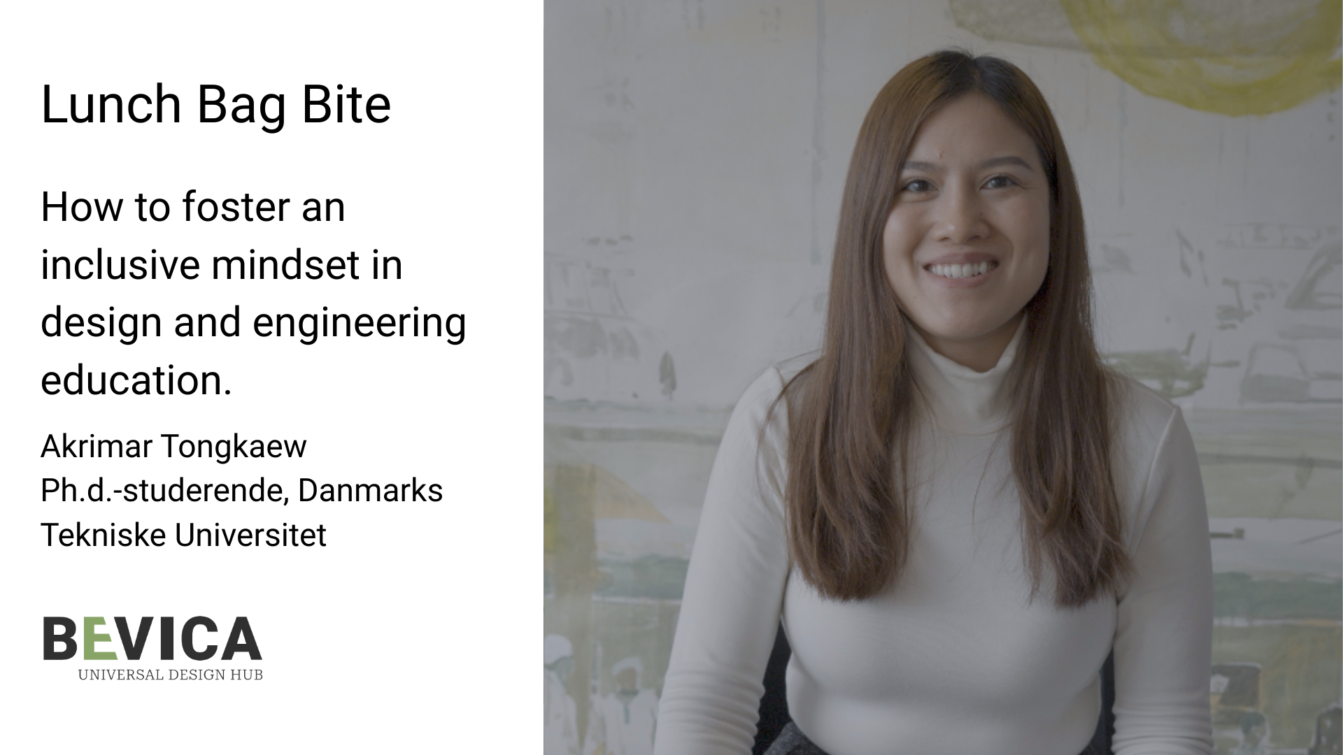 kvinde med langt brunt hår, iført en lys rullekravebluse. Hun smiler og ser direkte mod kameraet. Baggrunden er et lyst rum med abstrakte, dæmpede vægmalerier i grønne og gule nuancer.