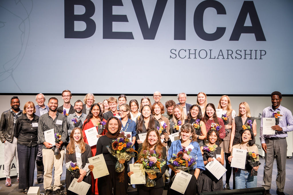 Foto af Bevica Scholars 2025-2026 på scenen til Bevica Scholarship Awards