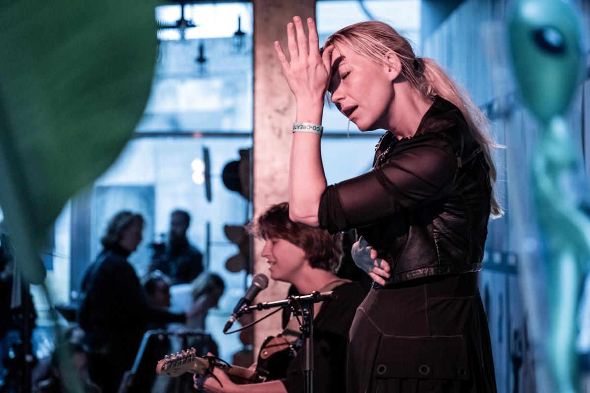 Barbro giver koncert med en performancetolker