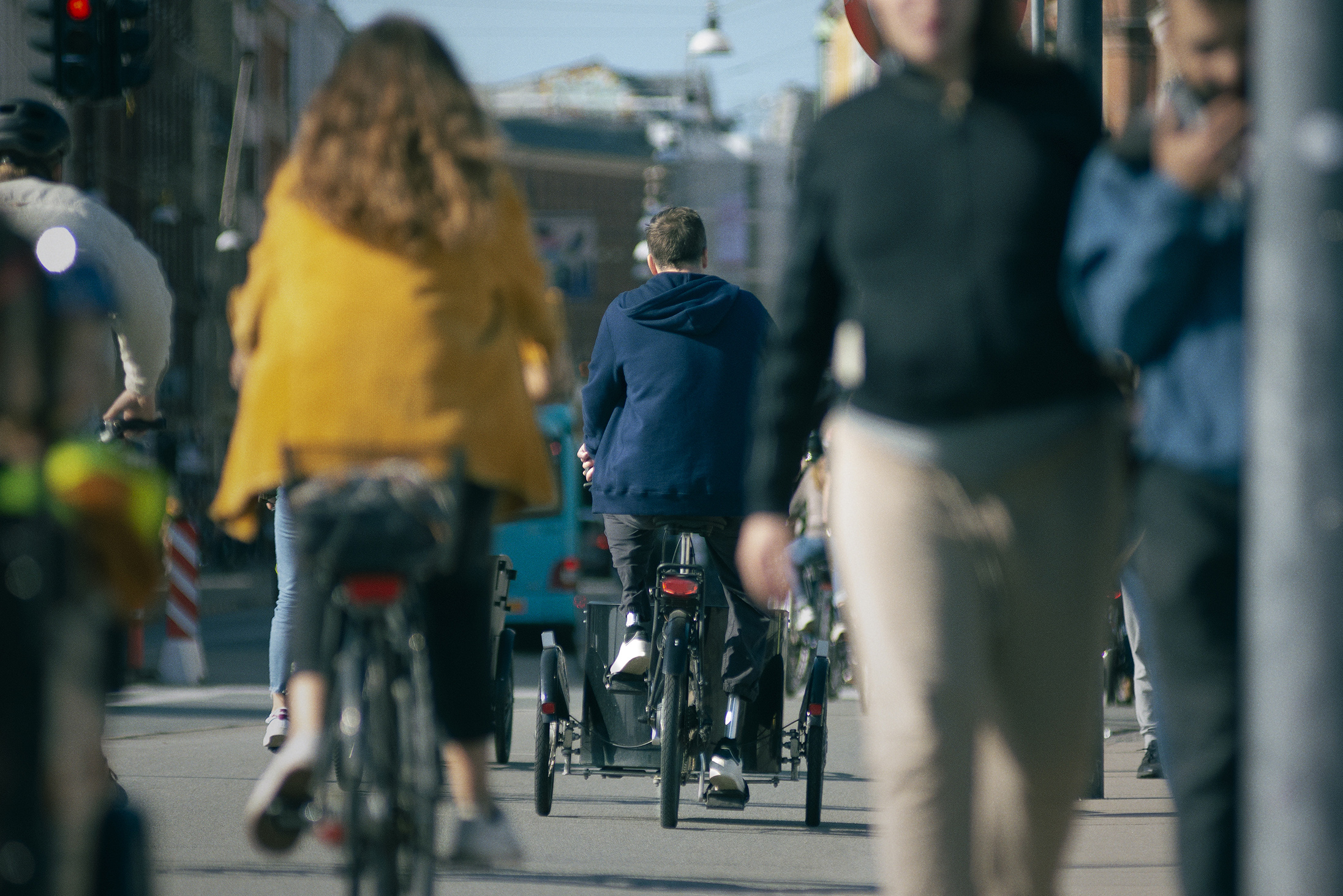 Mand med proteses på ladcykel i København