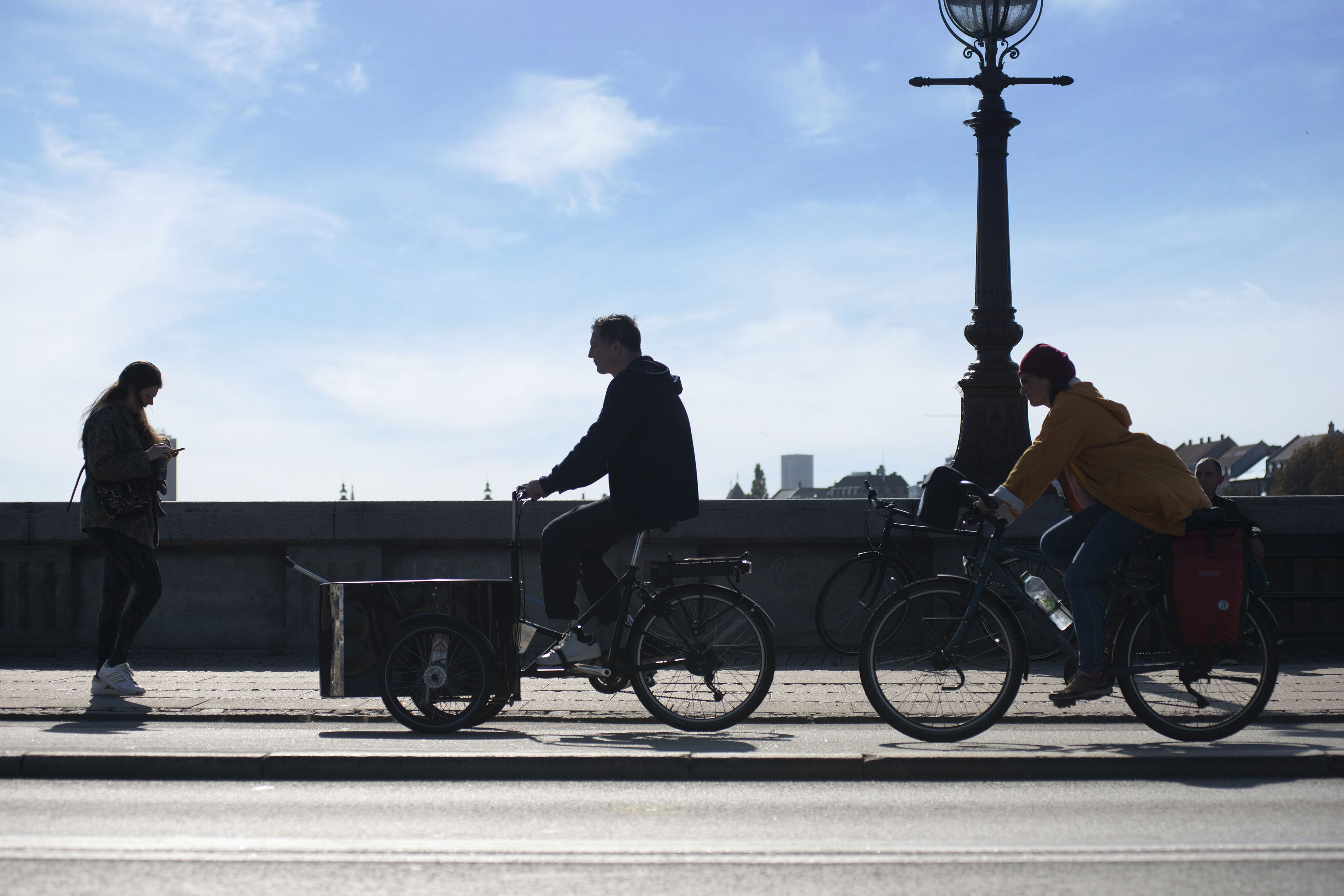Fotoet viser en cyklist i København