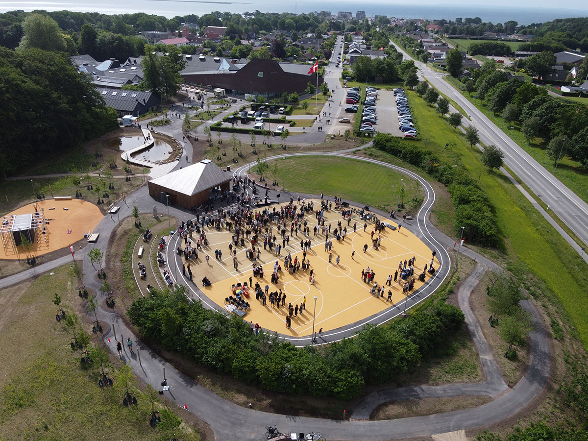 Drone foto af bevægelsesparken fra luften