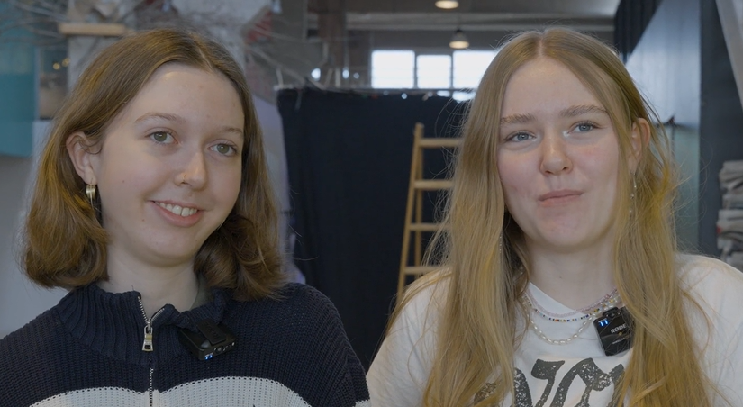 Fiona (venstre) og Mikala(højre). Fiona har skulderlangt brunt hår og er iført stribet sweater. Mikala har langt blond hår og er iført hvid t-shirt.