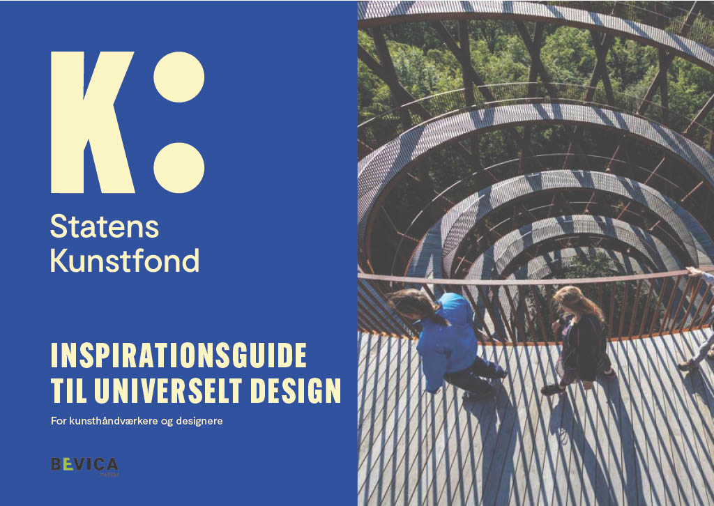 Forside til Statens Kunstfonds »Inspirationsguide til universelt design – for kunsthåndværkere og designere«. Til venstre ses gul tekst på blå baggrund samt Bevicas logo. Til højre ses mennesker på en spiralformet gangbro i et udsigtstårn omgivet af skov.