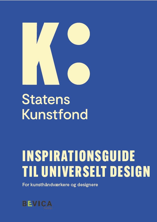 Forside til Statens Kunstfonds »Inspirationsguide til universelt design – for kunsthåndværkere og designere«. Til venstre ses gul tekst på blå baggrund samt Bevicas logo. Til højre ses mennesker på en spiralformet gangbro i et udsigtstårn omgivet af skov.