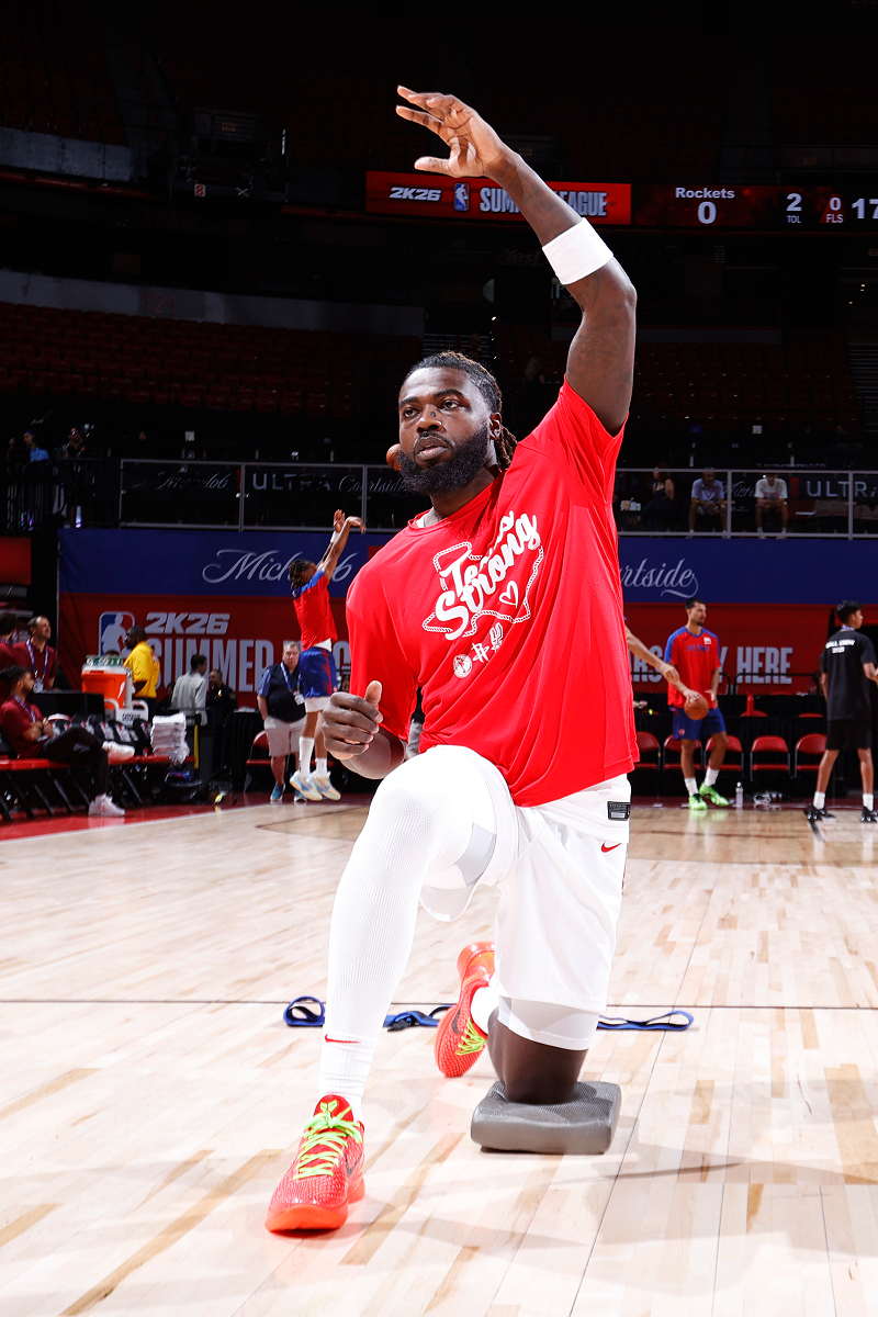 Kevon Harris warming up