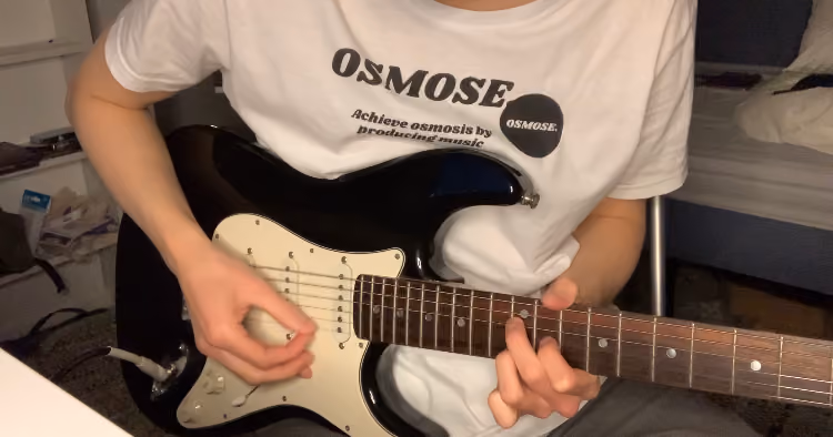 Thibaut playing Guitare