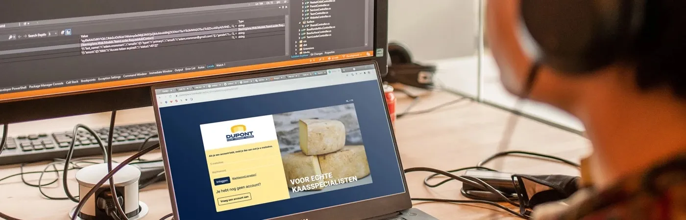 Op dit beeld zie je iemand via een laptop Fonda van Dupont Cheese gebruiken