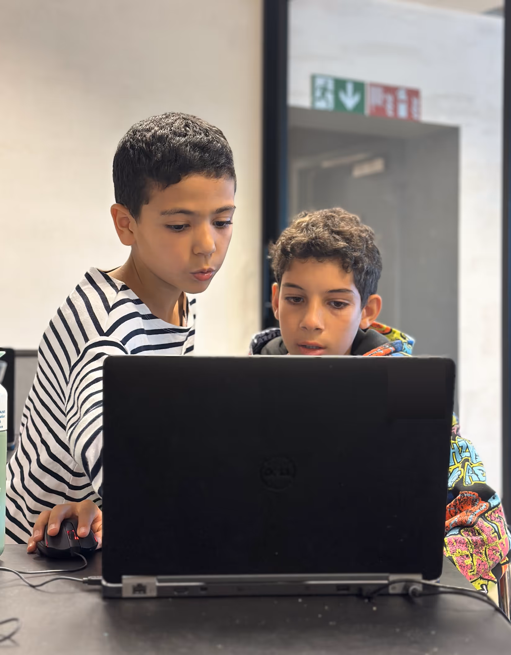 Des enfants qui travaillent tous ensemble autour d'une table