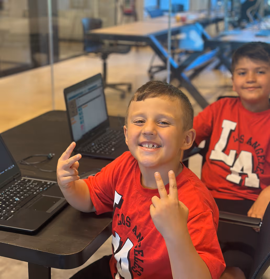 Des adolescents qui travaillent sur un projet robotique