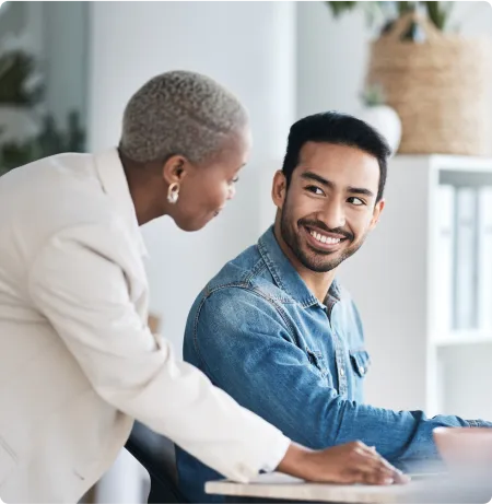 Customer success manager assisting a client at a desk during a support consultation